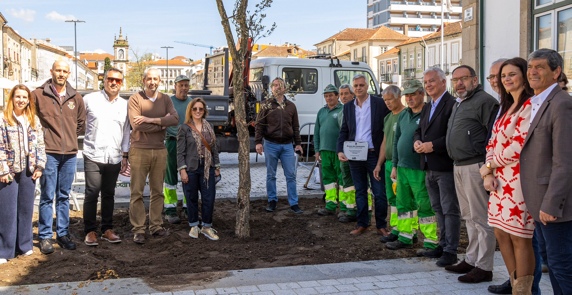 Executivo municipal planta Árvore do Centenário