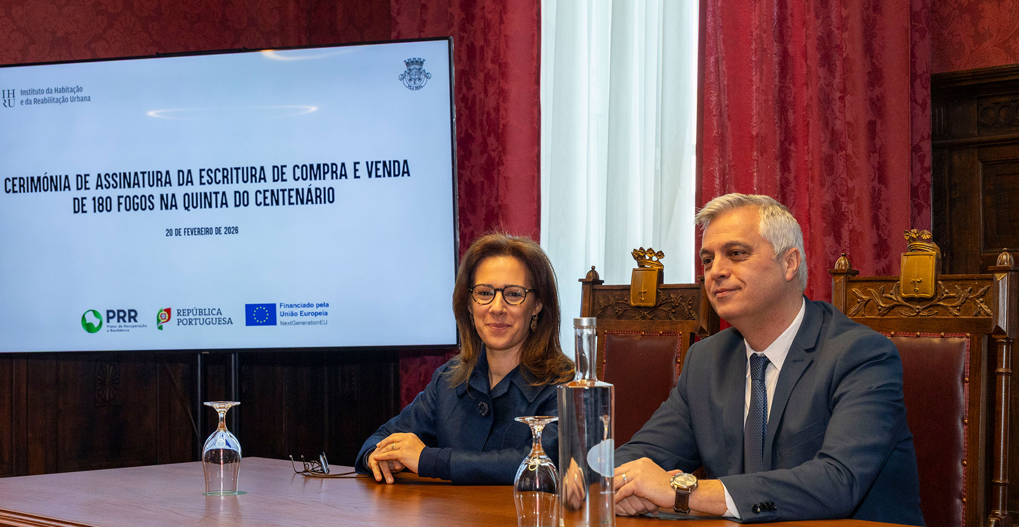 VILA REAL ASSINA ESCRITURA DE COMPRA DE 180 FOGOS NA QUINTA DO CENTENÁRIO